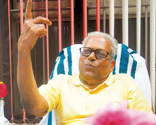 ഉത്തരംമുട്ടുമ്പോള്‍ നടേശന്‍ കൊഞ്ഞനംകുത്തുന്നു